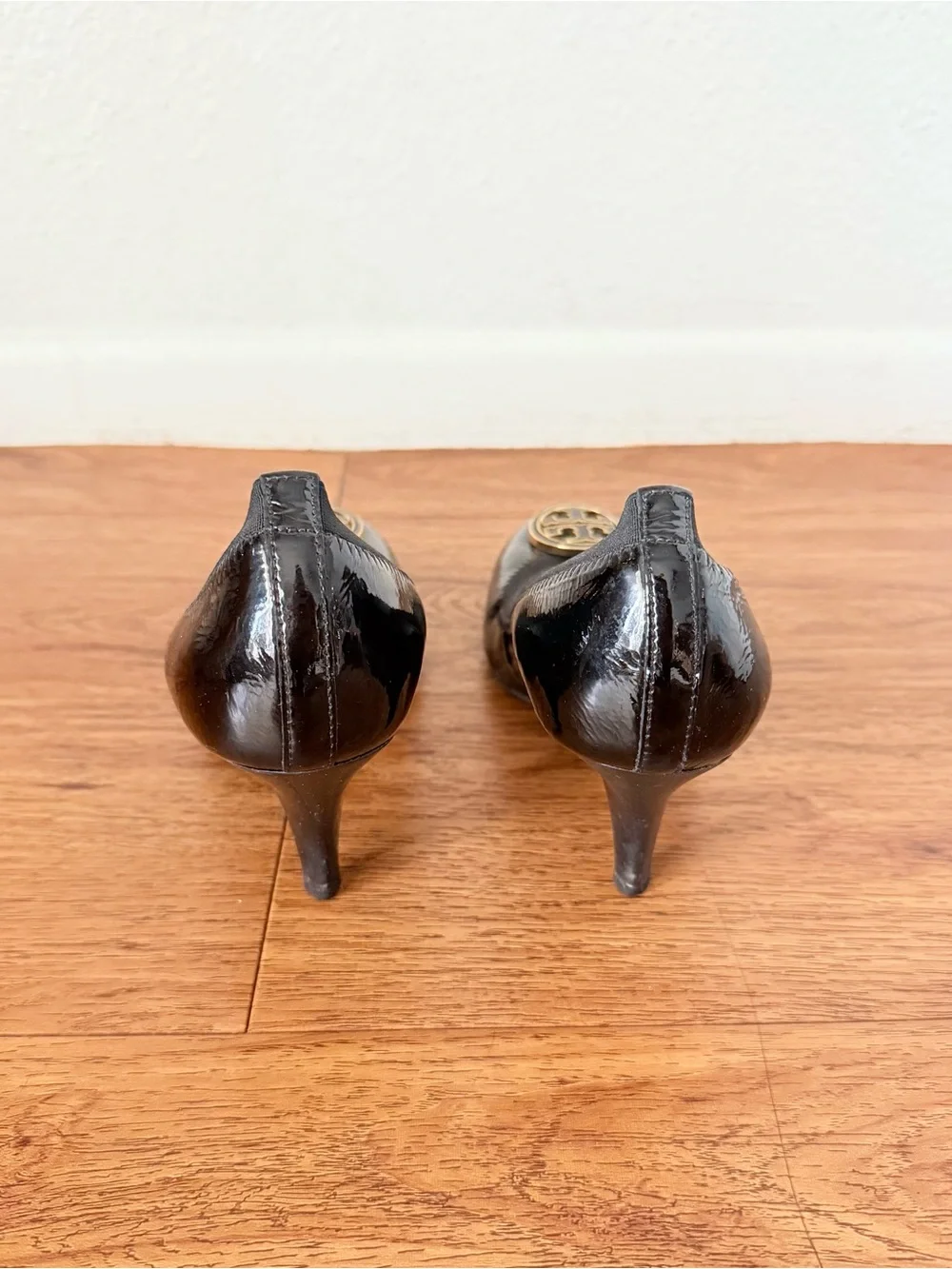 Tory Burch Caroline Mid Heel Pumps Size 7 Black Patent Leather Logo Medallion